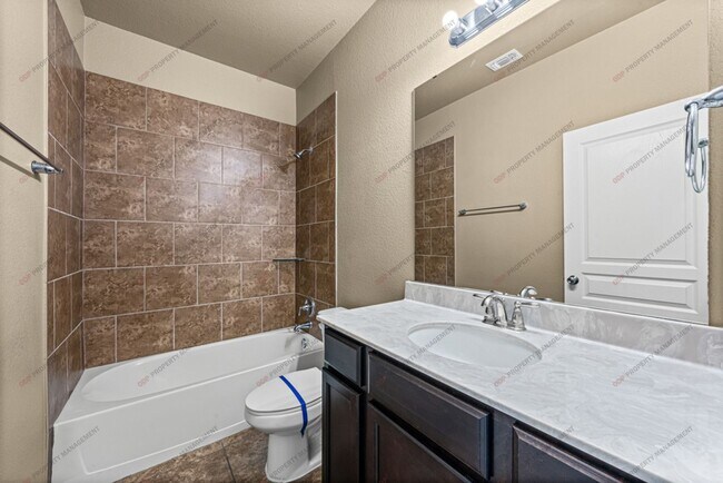 Building Photo - 5607 Blackstone Dr