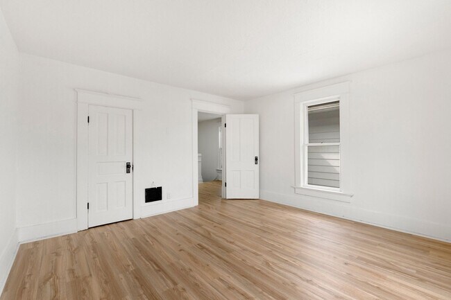 Building Photo - New Listing! 3 Bedroom House!