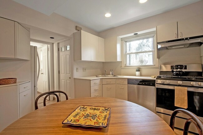 Building Photo - 120 Van Buren Ave