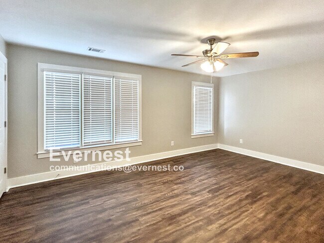Building Photo - 4-Room Home in Prime Location Near Schools...