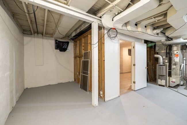 Building Photo - 3 Bedroom Midtown Home!