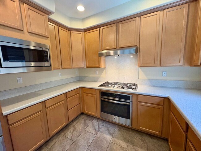 Building Photo - Spacious 4-Bedroom Townhouse
