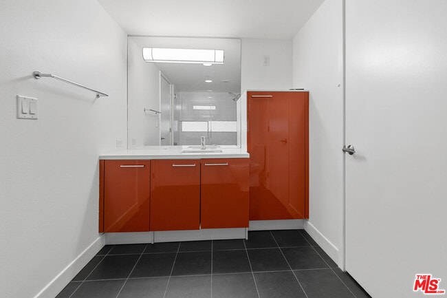 Building Photo - 901 Flower St