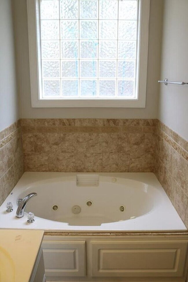 Building Photo - Evans Home * Millshaven Subdivision * Main Floor Primary