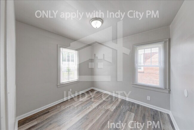 Building Photo - 1326 N Gladstone Ave