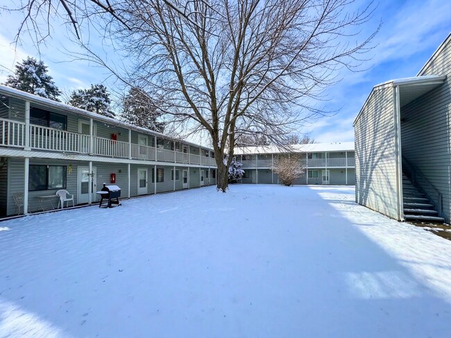 Building Photo - 520 Massillon