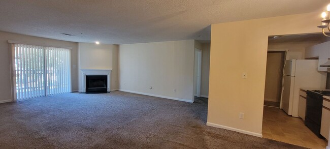 Building Photo - Affordable Roomate Floor Plan - 2 Full Bat...