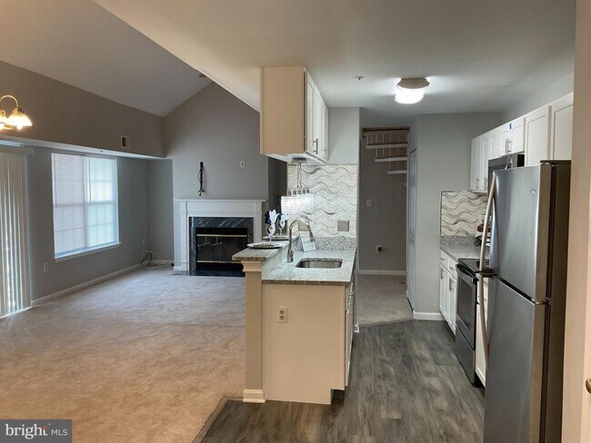 Building Photo - 9808 Lake Point Ct