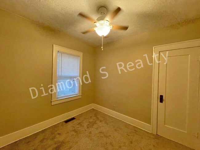 Building Photo - Charming Bungalow-Style Home Available Now