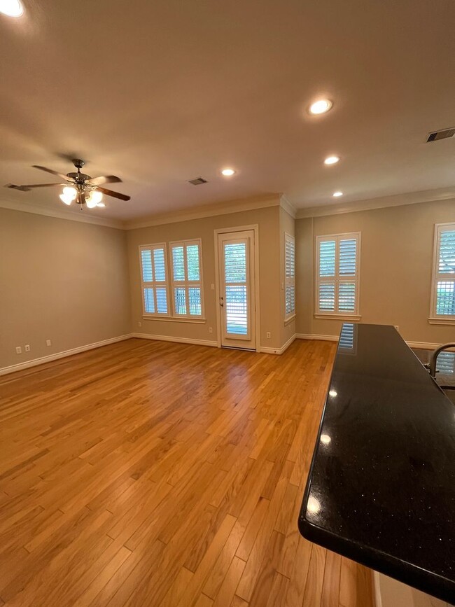 Building Photo - Wonderful 4/3.5 Townhome