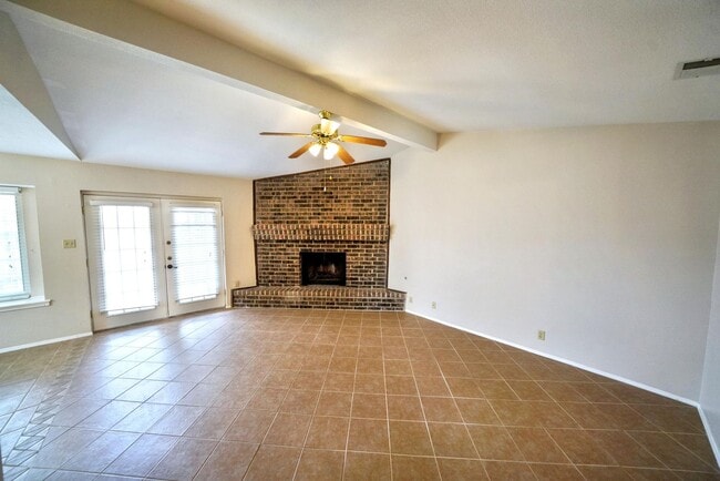 Building Photo - Charming 2-bed, 2-bath home in Universal C...