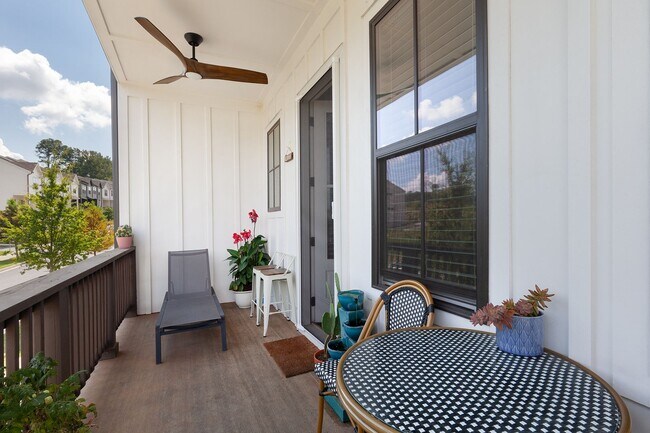 Building Photo - Stylish End-Unit Townhome Minutes From Gra...