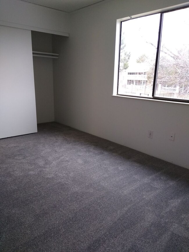 Building Photo - Awesome 2 Bedroom w/ Study 2 Bath Robinwoo...