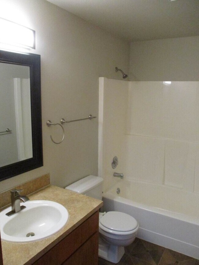 Building Photo - 2 bedroom 2 bath single story Duplex