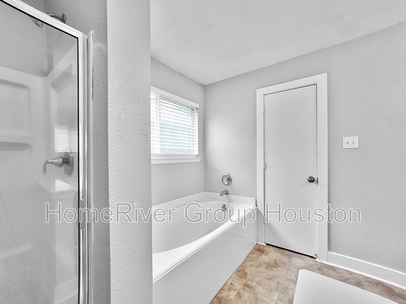 Building Photo - 10711 Cobblecreek Way