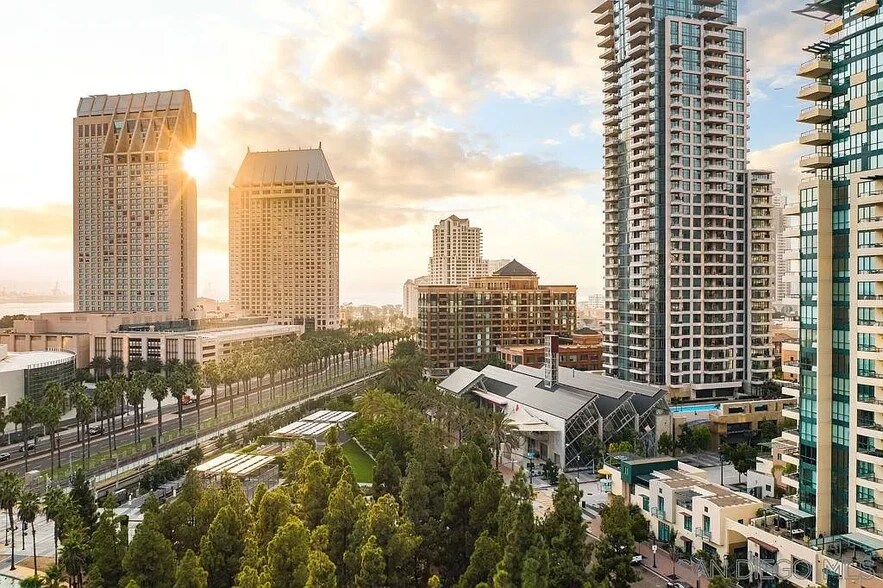 Building Photo - 555 Front St