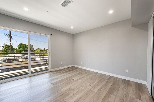 Building Photo - 2223 S Highland Ave