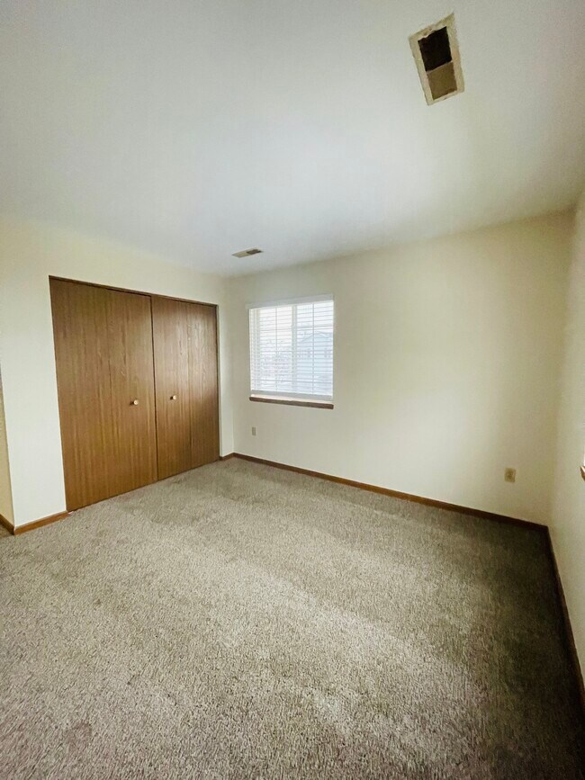Building Photo - 1012 Riverbend Dr