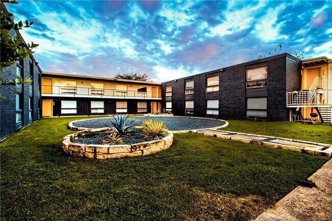 Building Photo - 1200 E 52nd St