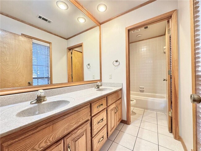 Building Photo - 742 E Birwin St