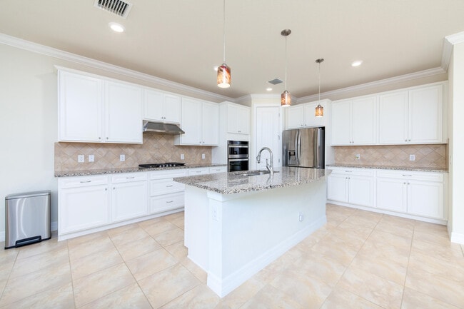 Building Photo - 739 SE Villandry Way