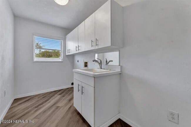 Building Photo - 405 Waterside Ln