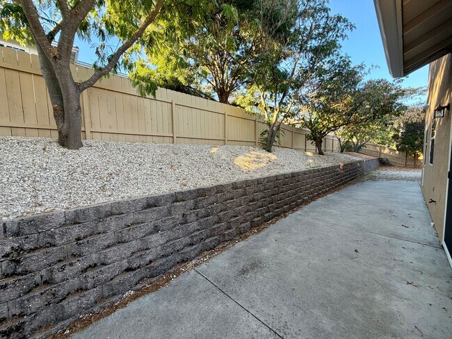 Building Photo - Beautiful 3 Bedroom 2.5 Bathroom Single Fa...