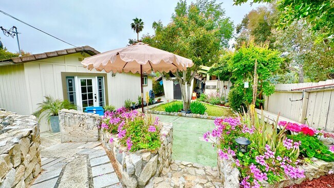 Building Photo - Spacious & Private Studio Layout Guest Hom...