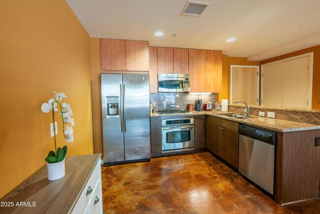 Building Photo - 7137 E Rancho Vista Dr