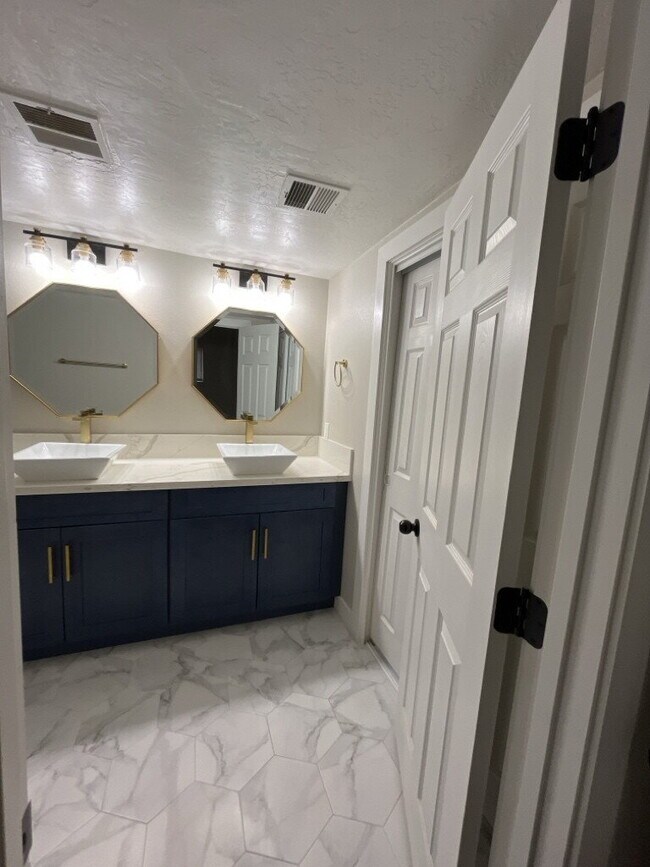 Building Photo - 4 Bedroom Home With Sparkling Pool Ready for Move In