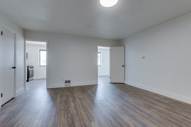 Building Photo - 732 E Warrington Ave