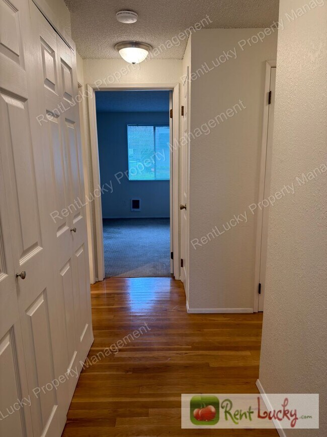 Building Photo - Beautiful 1-Bedroom Condo in Kirkland w/ Covered Parking and Patio Storage!