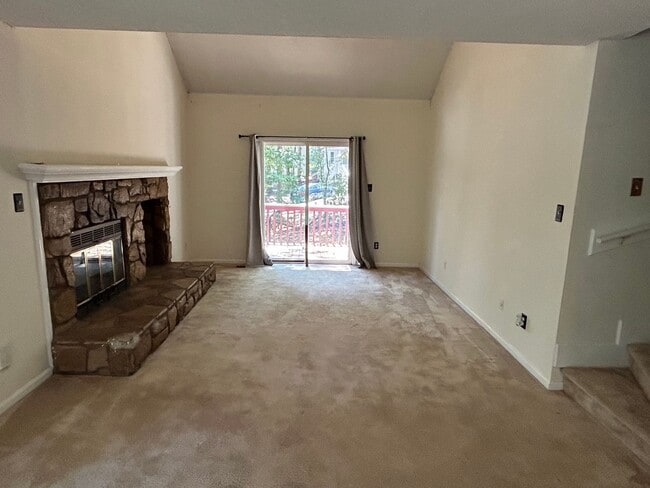Building Photo - 4 Bed | 2 Bath Townhouse near NCSU - MOVE ...