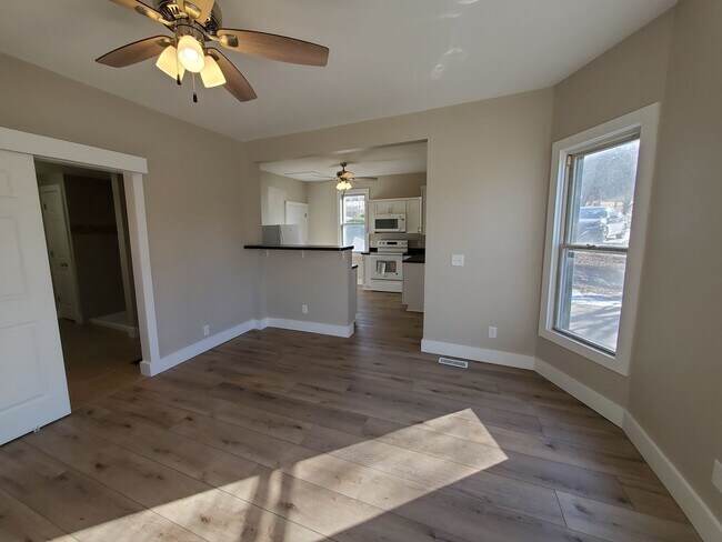 Building Photo - Large 4 Bedroom House in Moline