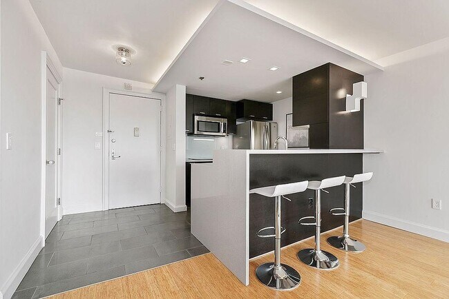 Building Photo - 20 2nd St