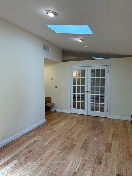 Building Photo - 2 Burrs Ln