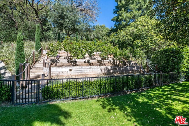 Building Photo - 70 Beverly Park St