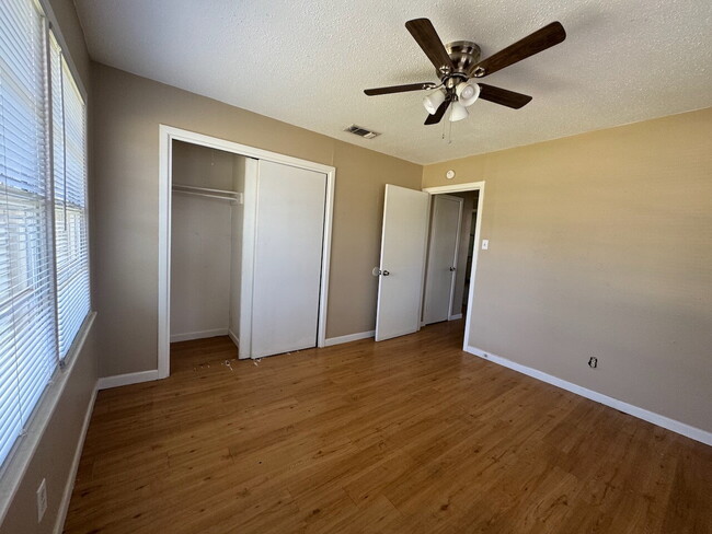 Building Photo - Charming 2 Bed 1 Bath 1 Car Garage Home