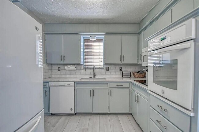 Building Photo - 505 Inwood Dr