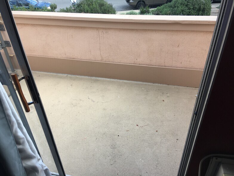 Balcony - 3238 Ashford Street