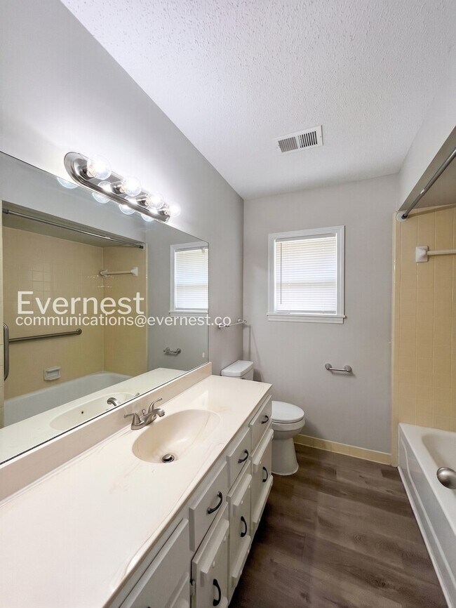 Building Photo - 494 Windridge Point