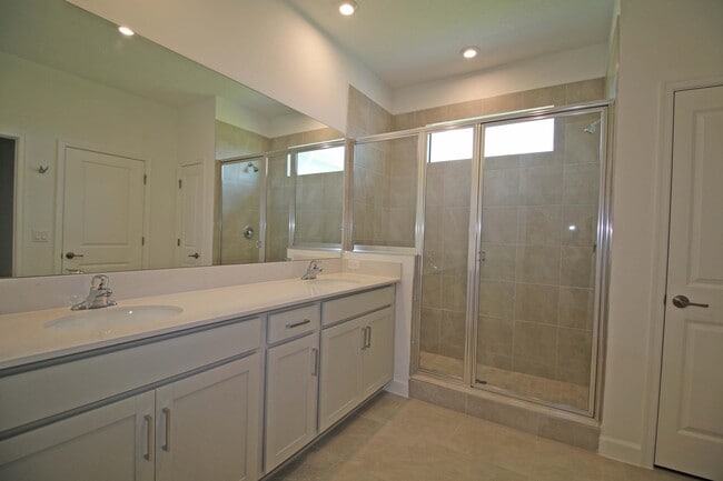 Building Photo - 14050 SW Thorens Dr