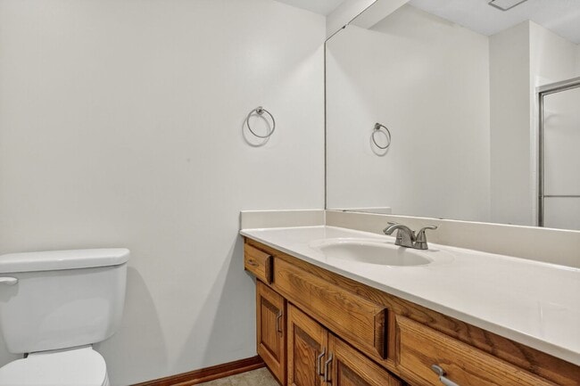 Building Photo - Updated 2 Bedroom 3 Bath townhome with ful...