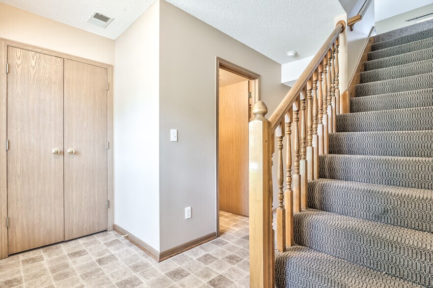 Entry with closet - 11220 W 61st St