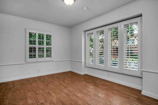 Building Photo - Large unit walking distance to the triangle!