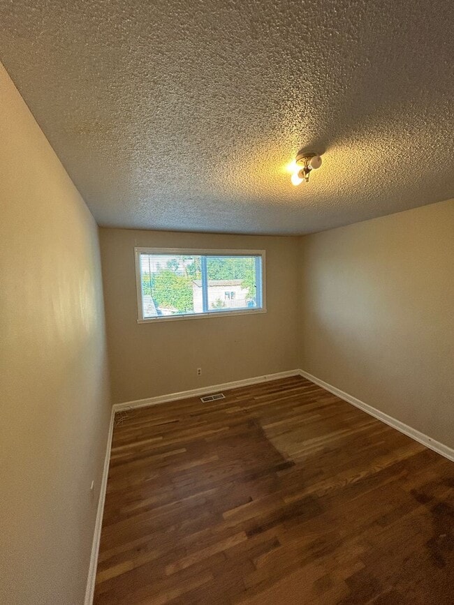 Building Photo - Large 3 bed, 2 bath house in South Seattle...