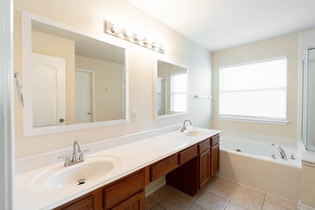 Building Photo - 2105 Sumac Dr
