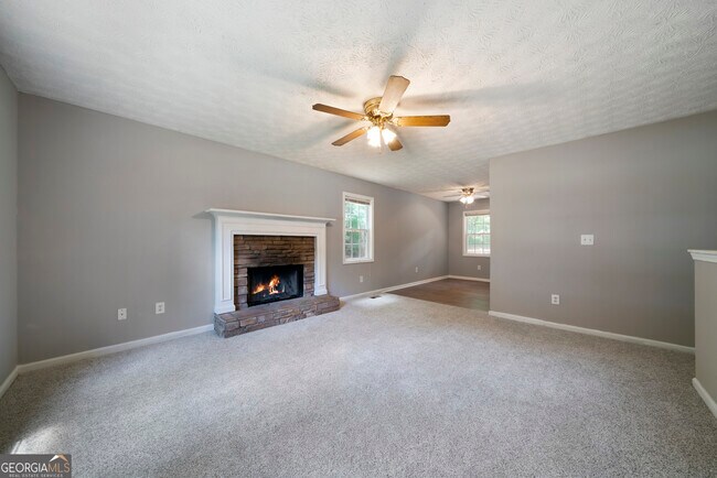 Building Photo - 347 Farm Brook Ln