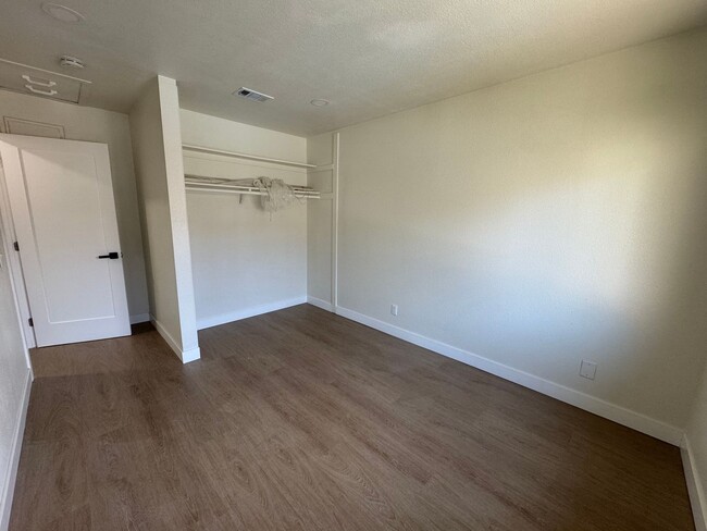 Building Photo - Condo available NOW!