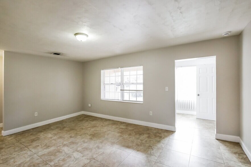 Building Photo - 3231 SW 67th Ave